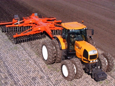 Пахотный трактор Renault, относящийся к сельскохозяйственным машинам